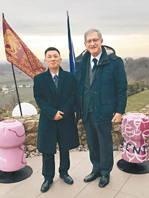 曹成吉（左）要求南韓政府嚴格保密他變節投韓。圖為他當年出席公開活動。