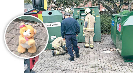 消防員打開回收箱只發現玩具貓（小圖）。