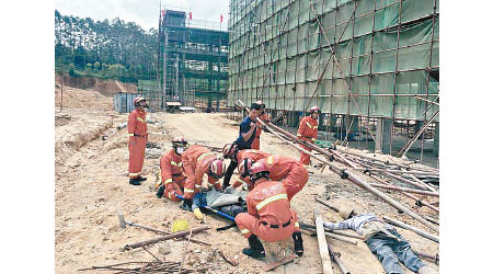 汕尾陸河縣發生地盤倒塌，救護員為昏迷工人急救。