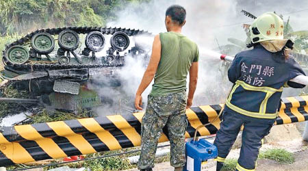 金門一輛坦克車翻側造成傷亡。