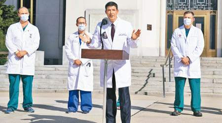 白宮醫生康利（右二）指總統已完成新冠肺炎療程。