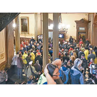密歇根州大批居民，早前在州議會大樓抗議封城措施。（美聯社圖片）