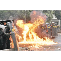 萬隆爆發警民衝突，示威者向防暴警員掟汽油彈。