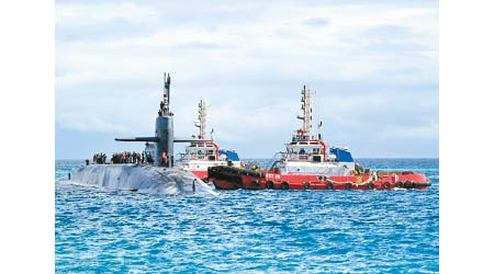喬治亞號（左）停靠在迪戈加西亞島。