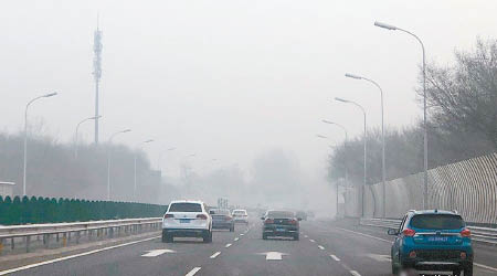 北京出現大霧，路面能見度差。