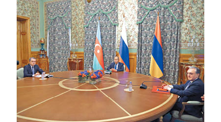 阿塞拜疆（左）、俄羅斯（中）、亞美尼亞（右）的外長舉行會談。（美聯社圖片）
