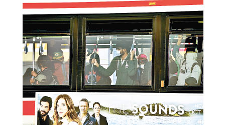 多倫多市民乘搭公共交通工具時戴口罩。（美聯社圖片）