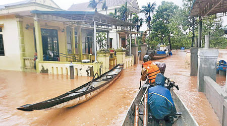 越南多地暴雨成災。（美聯社圖片）