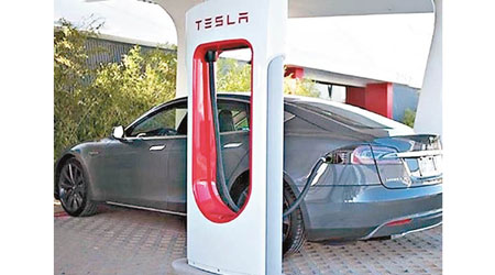 台灣Tesla充電站向車主收取超時佔用費。