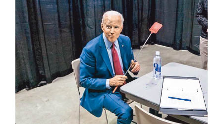 拜登於副總統候選人辯論後上載持烏蠅拍照片（圖）諷刺彭斯。