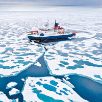 極星號抵達北極後停泊在浮冰上。