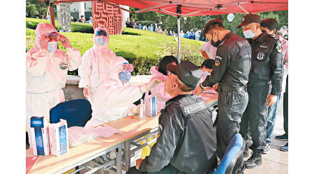 青島爆發疫情，民眾等待接受檢測。（中新社圖片）