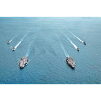 美軍航母列根號（前左）近日進入南海並「北上」。