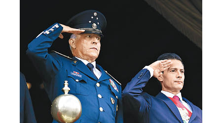 墨西哥前防長西恩富戈斯（左）入境美國時被捕。