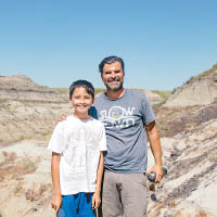 納塔（左）與父親赫魯甚金（右）發現化石。