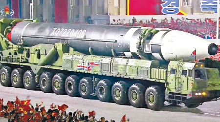 北韓早前展示新型洲際彈道導彈。（電視畫面）