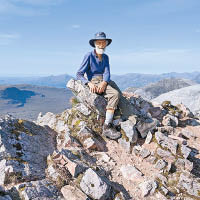 加特拿在山峰上拍照留念。