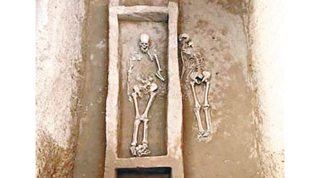 寨山遺址發現活人殉葬墓。