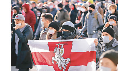 白羅斯示威者在明斯克遊行。（美聯社圖片）