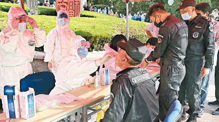 青島市早前爆發新冠肺炎疫情，市民排隊接受檢測。（中新社圖片）