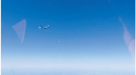 美軍B1B超音速轟炸機飛近遠東地區。