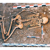 圖為墓穴中出土的青銅時代男性遺骸。