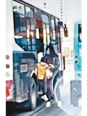 女童右腿被車門夾住，惟巴士司機沒發現。