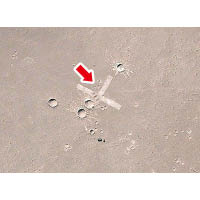甘肅沙漠中的圖案（箭嘴示）被指酷似嘉手納基地及清泉崗基地，附近有多個大坑。