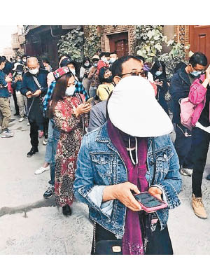 喀什民眾外出時均戴上口罩。
