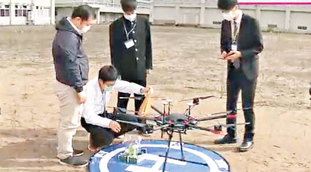學生用無人機放飛衞星測試。（電視畫面）