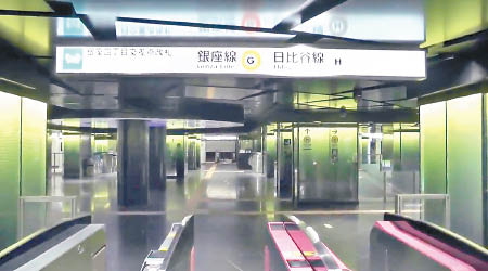 車站大堂以不同色彩光柱指示各支線。