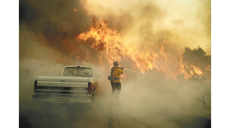 加州山火火勢猛烈。（美聯社圖片）