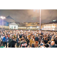 意大利：意大利那不勒斯繼續有民眾上街，反對收緊防疫措施。（美聯社圖片）