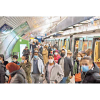 法國：法國疫情仍未受控，首都巴黎地鐵乘客戴口罩。（美聯社圖片）