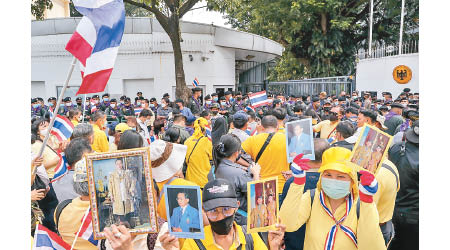 支持王室的民眾也在德國駐曼谷大使館外集會。（美聯社圖片）