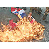 巴勒斯坦民眾焚燒法國旗及馬克龍的肖像。