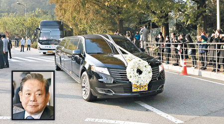 運載李健熙（小圖）遺體的靈車離開醫院。