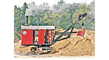 舊照片顯示蒸汽剷泥機用於建水壩工程。