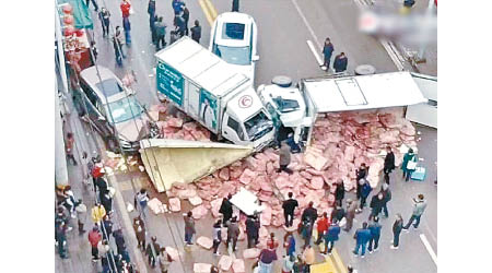 貨車翻側後，豬肉散落一地。