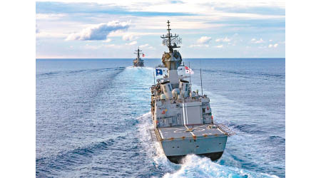 麥凱恩號率領巴拉臘特號穿越馬六甲海峽。