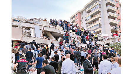 土耳其救援人員搜救被困瓦礫的居民。（美聯社圖片）