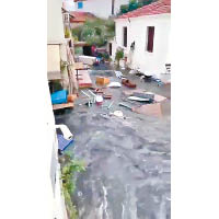 地震引發海嘯，海水湧入市內街道。