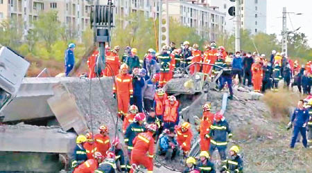 天津跨河鐵路橋日前倒塌，救援人員落河搜救。