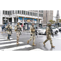 國民警衞軍戒備：國民警衞軍士兵於費城街頭巡邏。