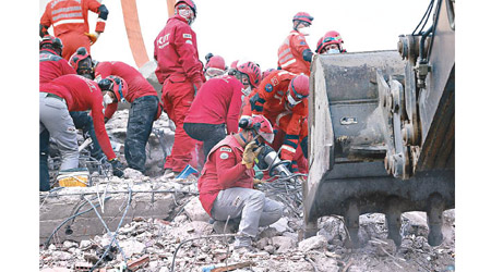 愛琴海發生7級地震，土耳其救援人員連日搜索。