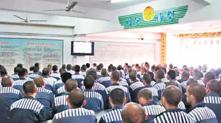 湖北省監獄管理局前副局長吳順發涉徇私舞弊被判囚。圖為獄中囚犯看電視。