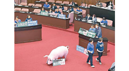 國民黨立委佔據議事廳，阻止蘇貞昌作施政報告。