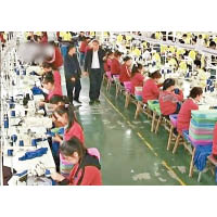 中國官方電視台曾拍下新疆工場內工作情況。