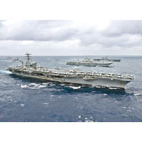 美軍航母尼米茲號（前）將與印度、日本及澳洲船艦演練。