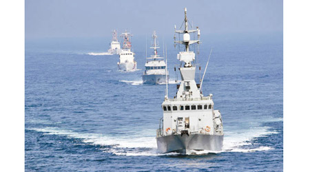 美國與科威特的艦艇組成編隊演習。